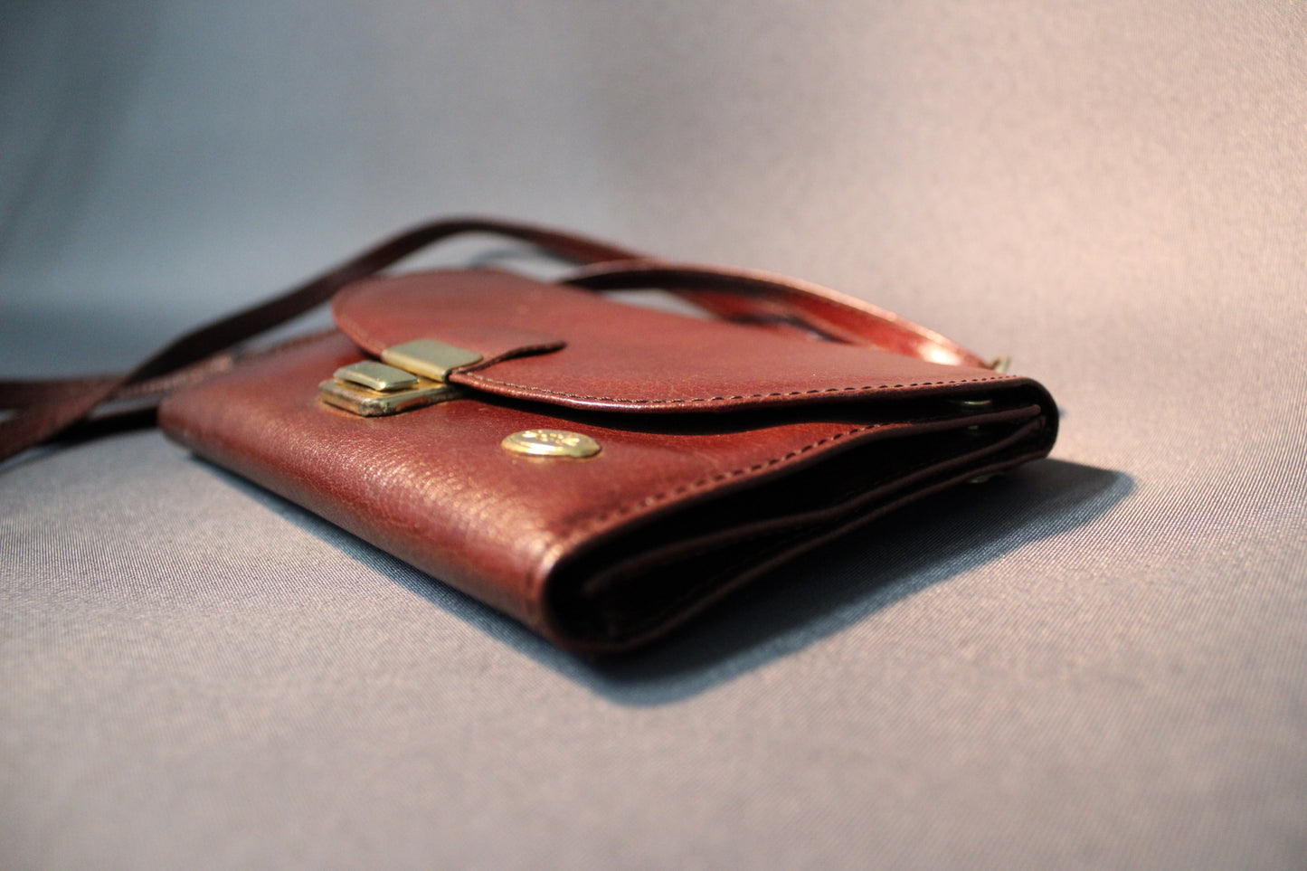 Pieni vintage-nahkalaukku sivusta, siro ja elegantti muoto