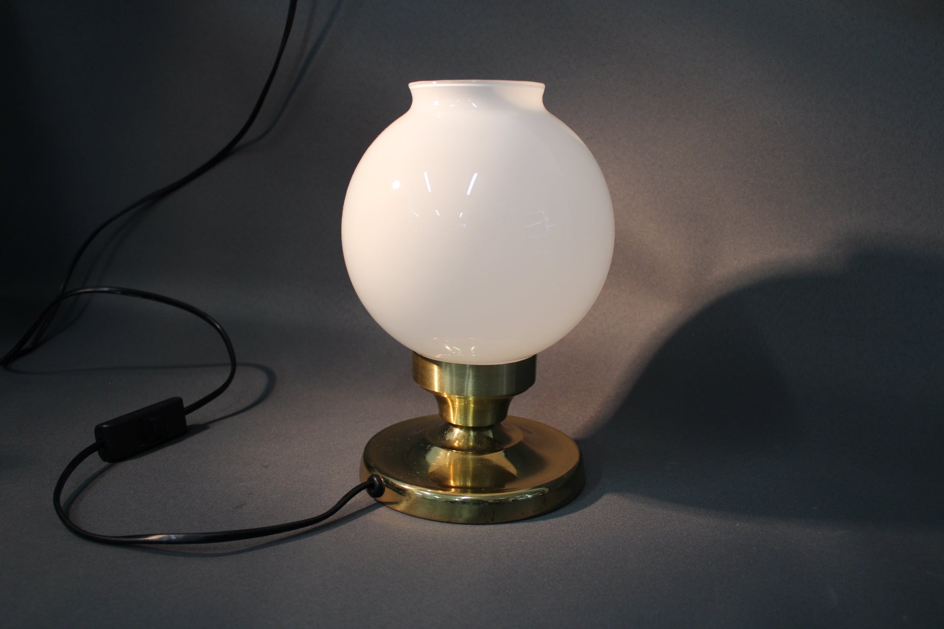 Pro-Lux Oy pöytävalaisin, messinki ja opaalilasikupu, vintage design Suomesta