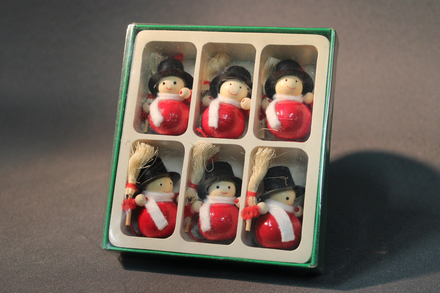 Puiset vintage-joulukoristeet, 6 kappaletta rasiassa