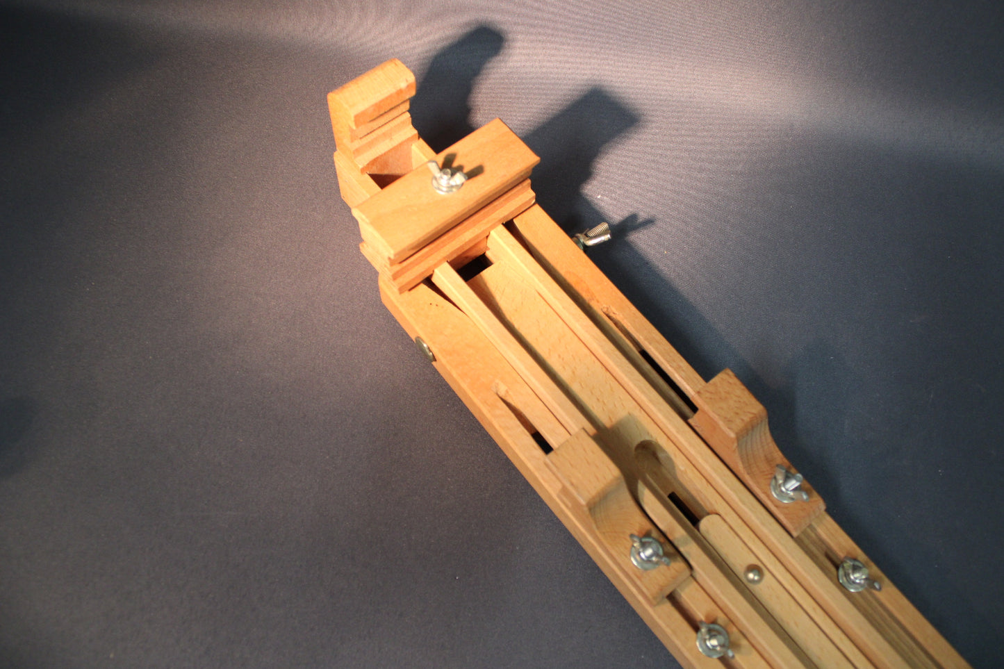 Puinen maalausteline, säätömekanismi