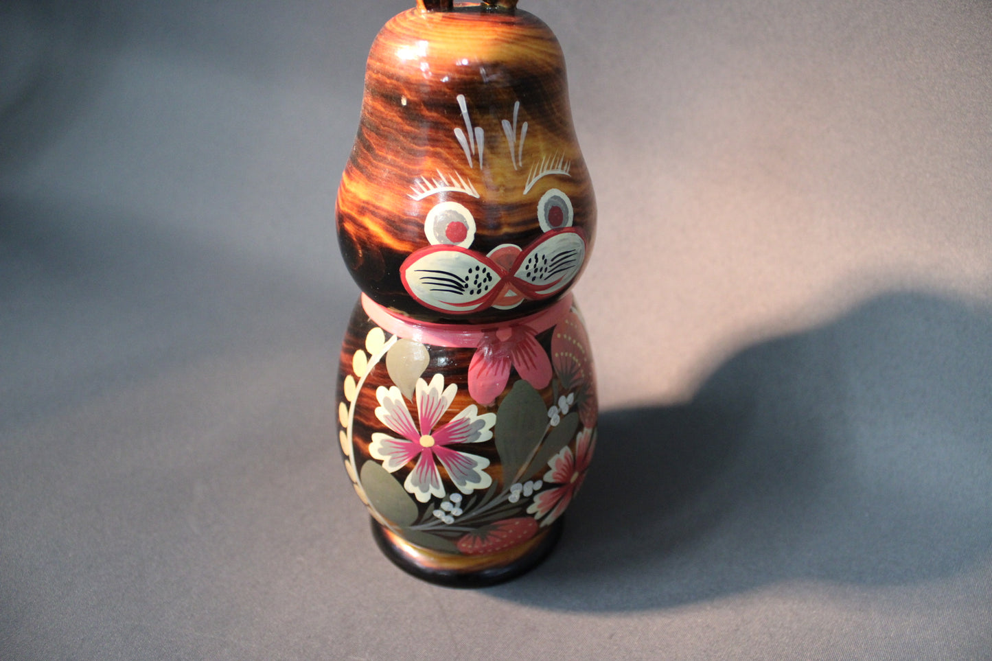 Puinen pupu -koriste, maalatut kasvot ja kukkakuviointi, käsityö