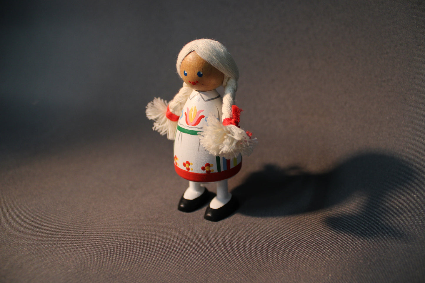 Puinen puunukke sivusta, käsinmaalattu ja palmikoidut hiukset