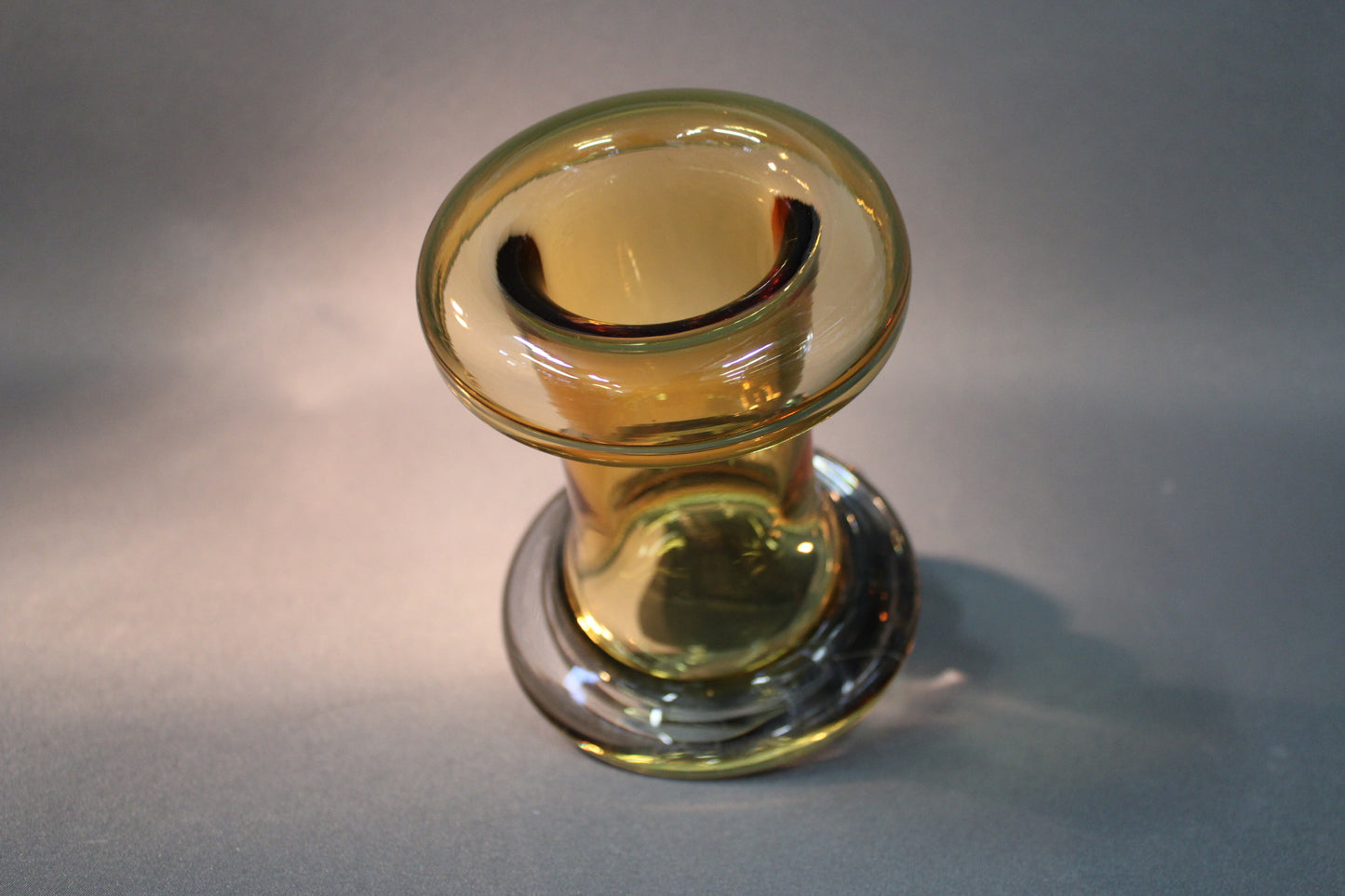 Rulla-maljakon yläosa ja muotoilu läheltä, amber-väri.