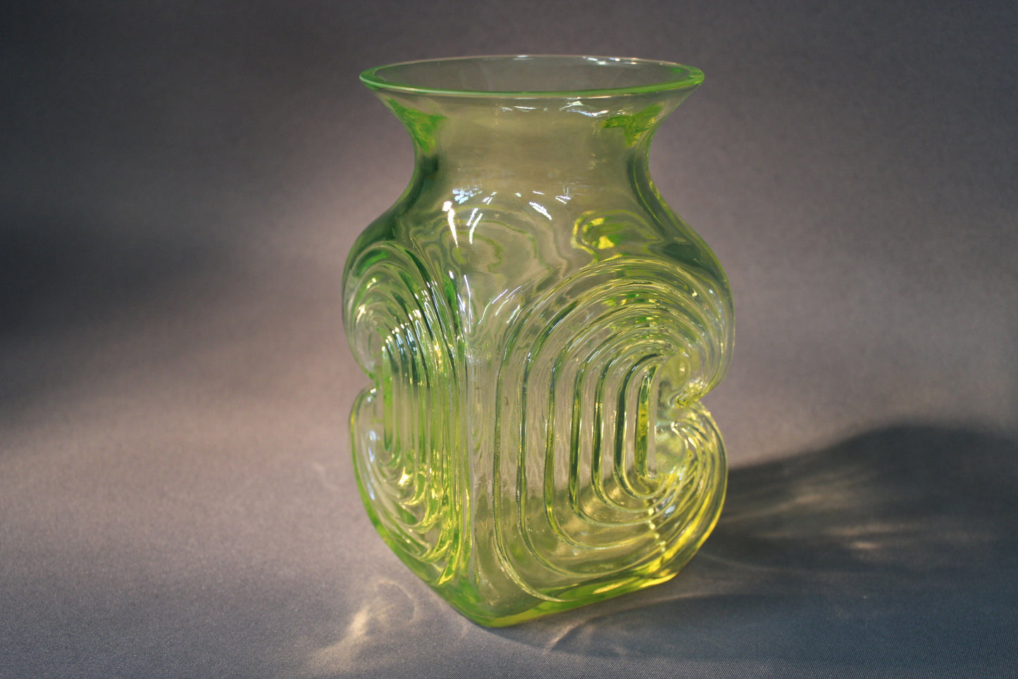 Amuletti-maljakko, keltainen lasi, aaltoileva kuviointi