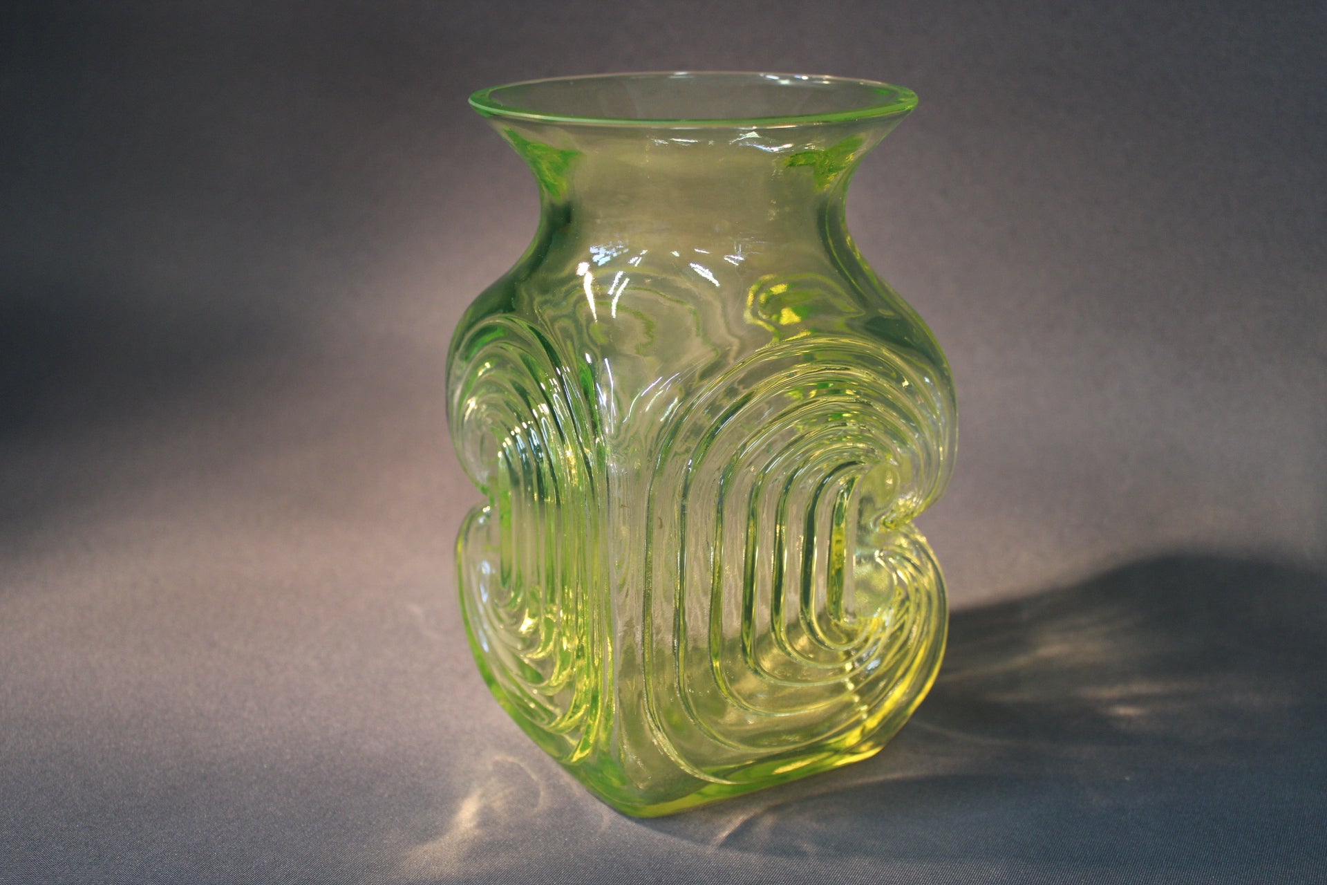 Amuletti-maljakko, keltainen lasi, aaltoileva kuviointi