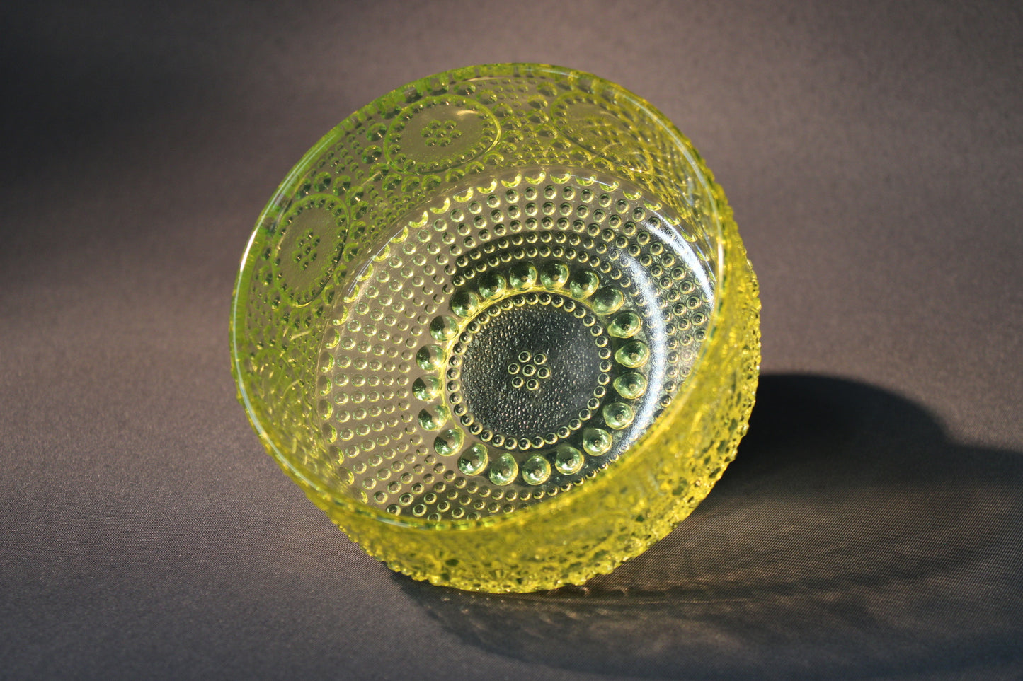 Grapponia-kulho ylhäältä kuvattuna, kohokuvioinen lasi