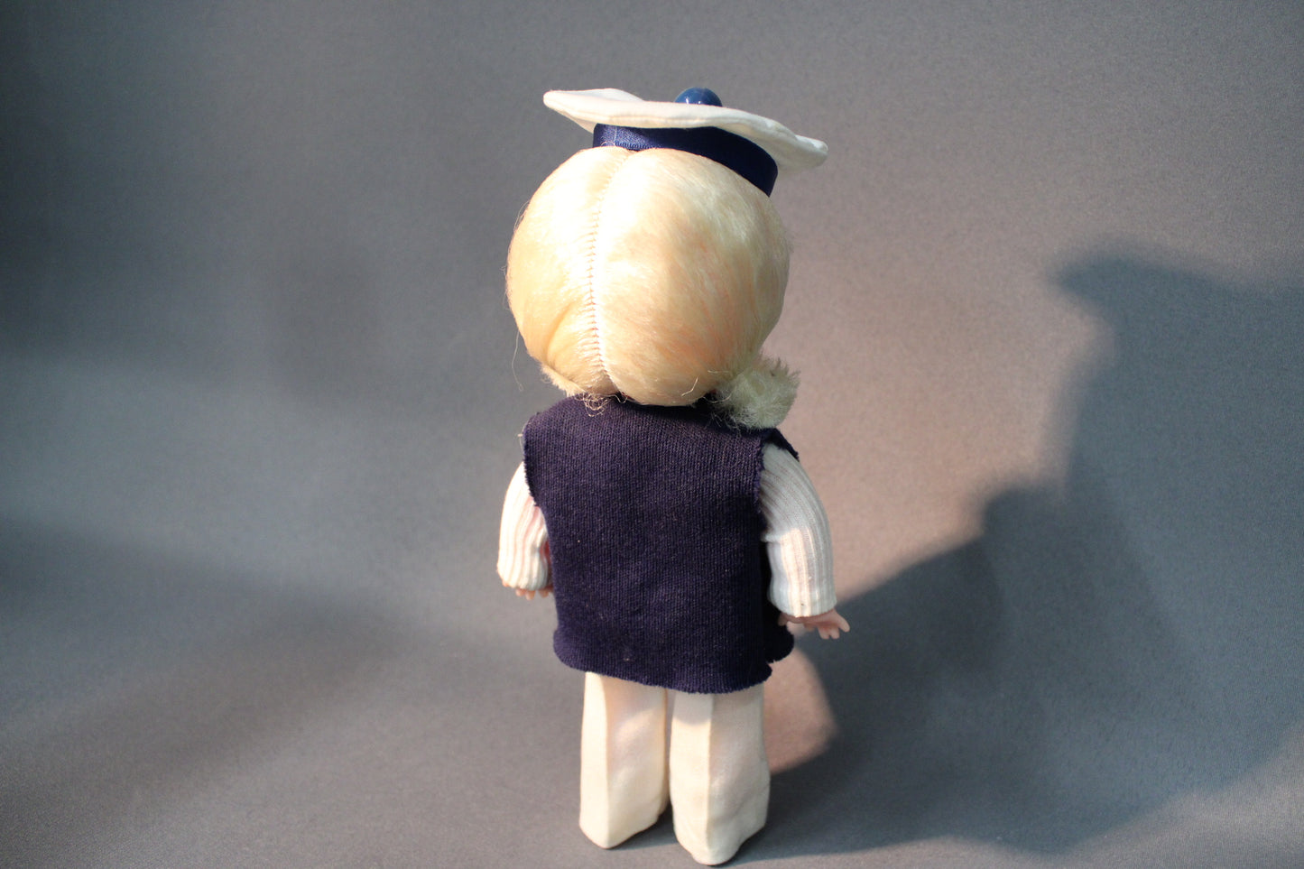 alvo koristenukke takaa, 1980-luvun merimiesaiheinen koristenukke