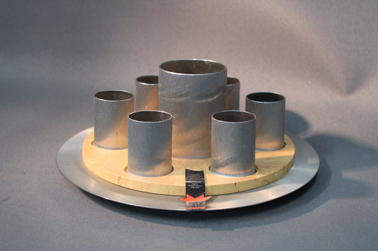 Seita jalometalliset juomalasit ja tarjotin – suomalainen design