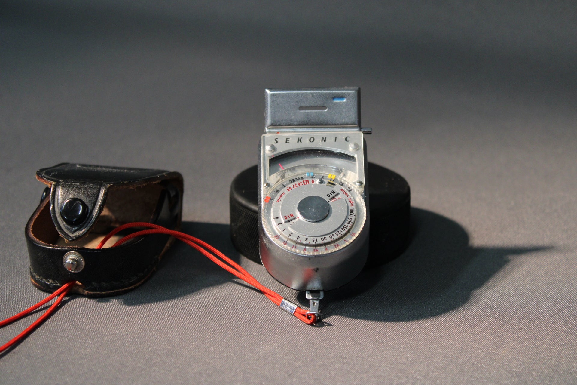Sekonic vintage valotusmittari Japanista, mukana alkuperäinen kotelo ja punainen kaulanauha