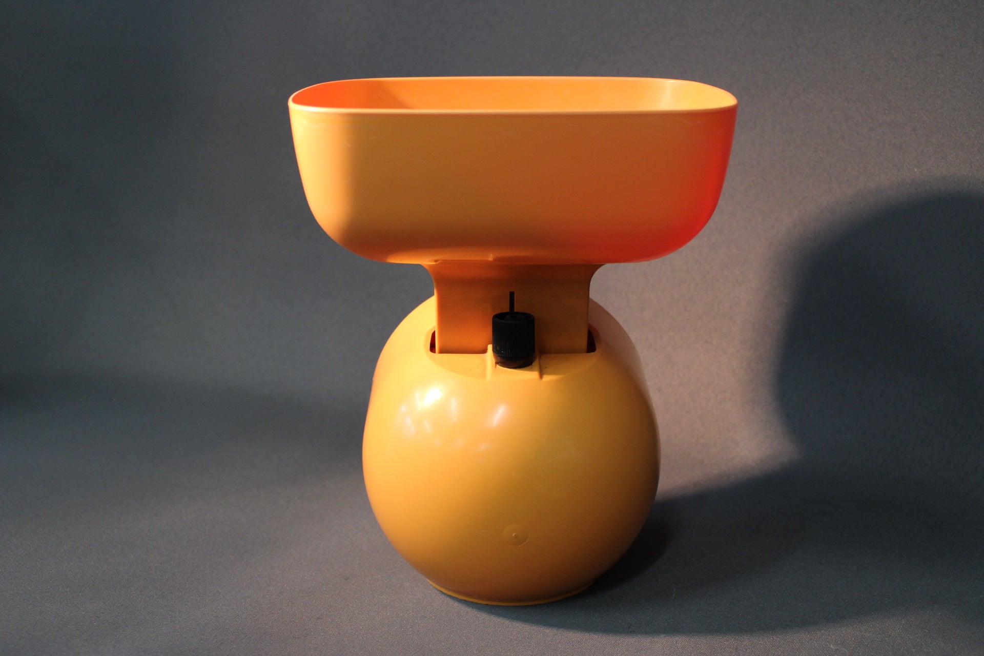 Soehnle-keittiövaaka, oranssi, takakuva