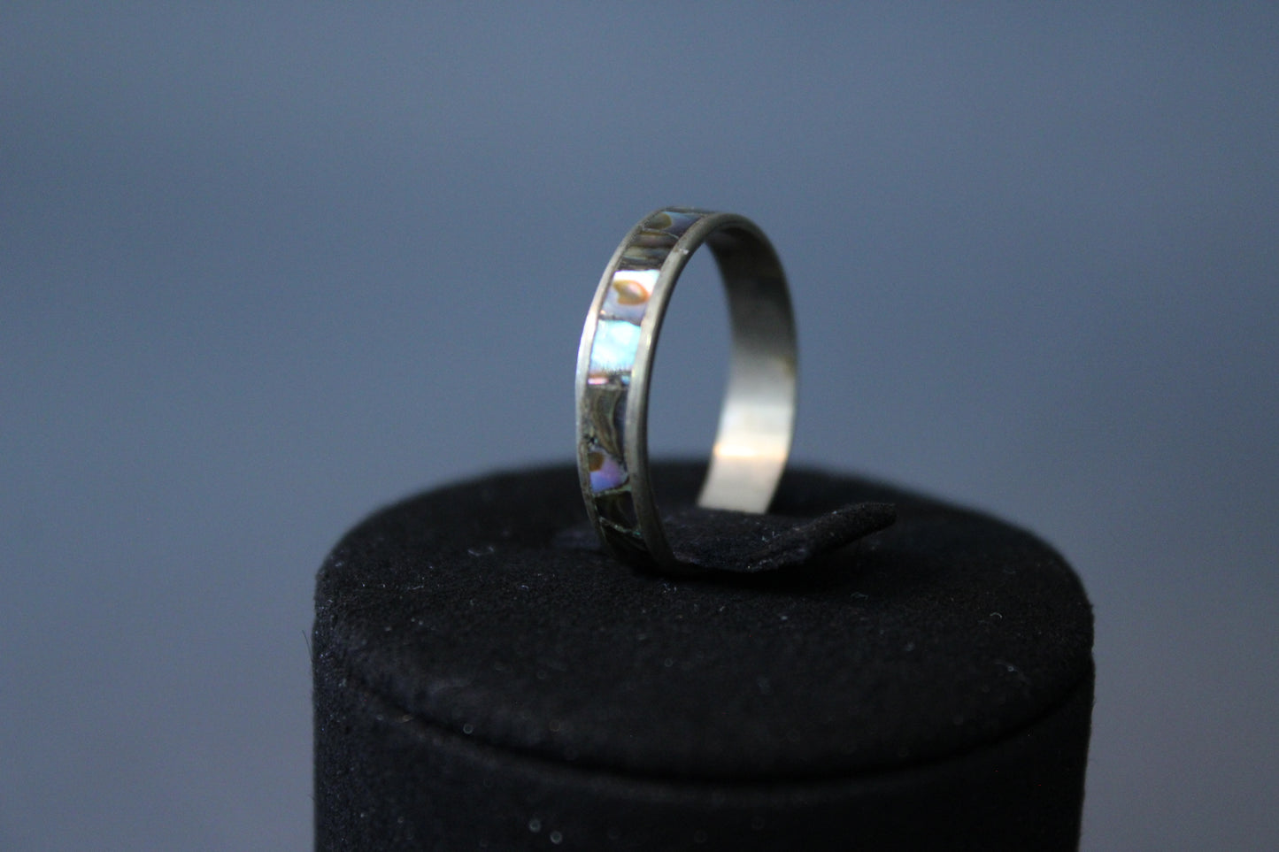 Sormus helmiäiskoristeella, koko 17 mm – esillä mustalla telineellä