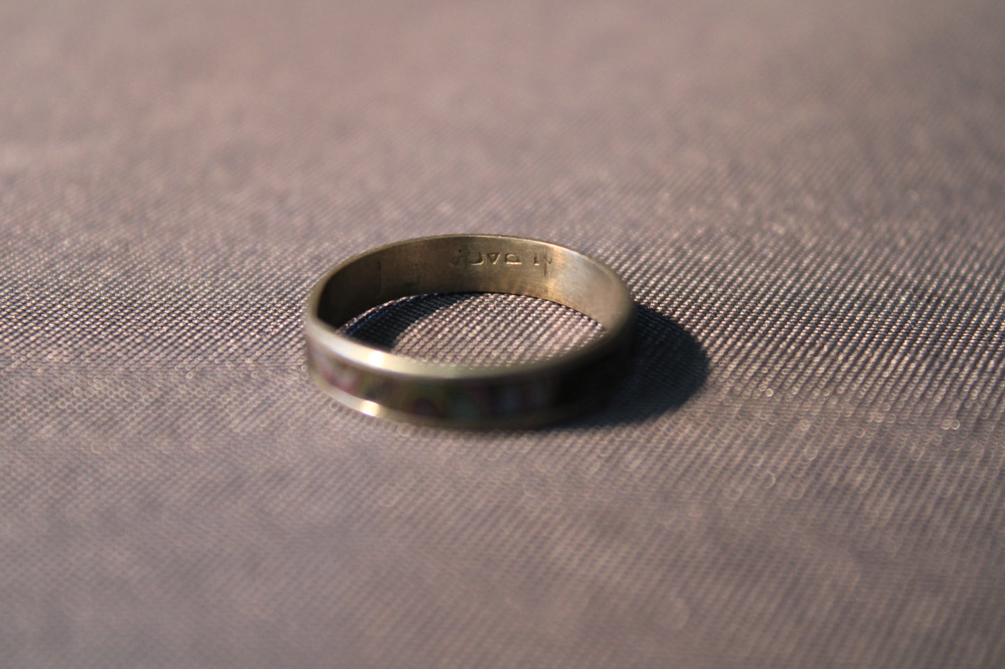 Sormus helmiäiskoristeella, koko 17 mm – yksityiskohta helmiäispinnasta