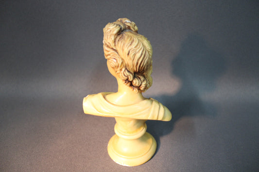 Klassisen rintakuvan takanäkymä, vaalea keltainen koristepatsas