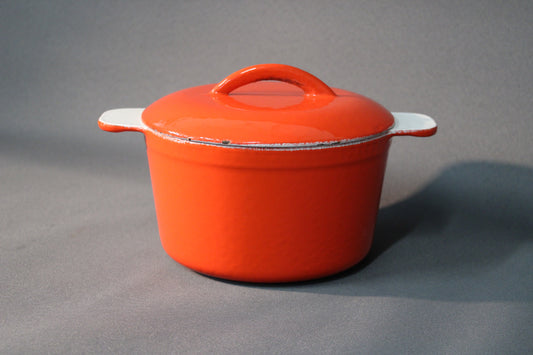 Viipurin Konepajan punainen valurautapata kannella