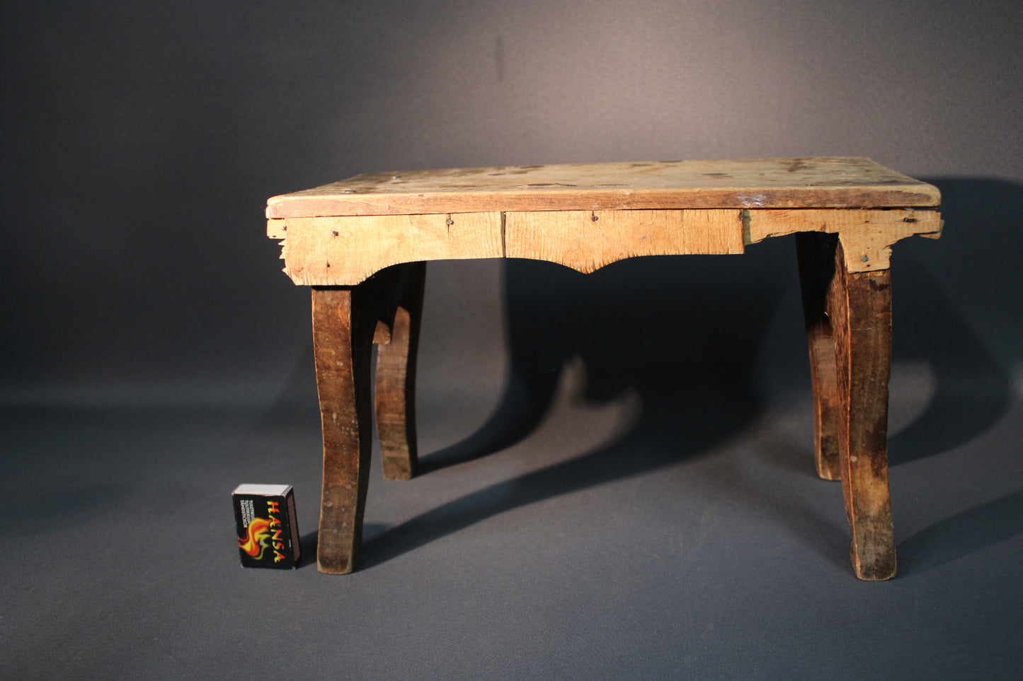 Vanha puinen jakkara sivusta, ajan patinoima pinta ja rustiikkinen ilme