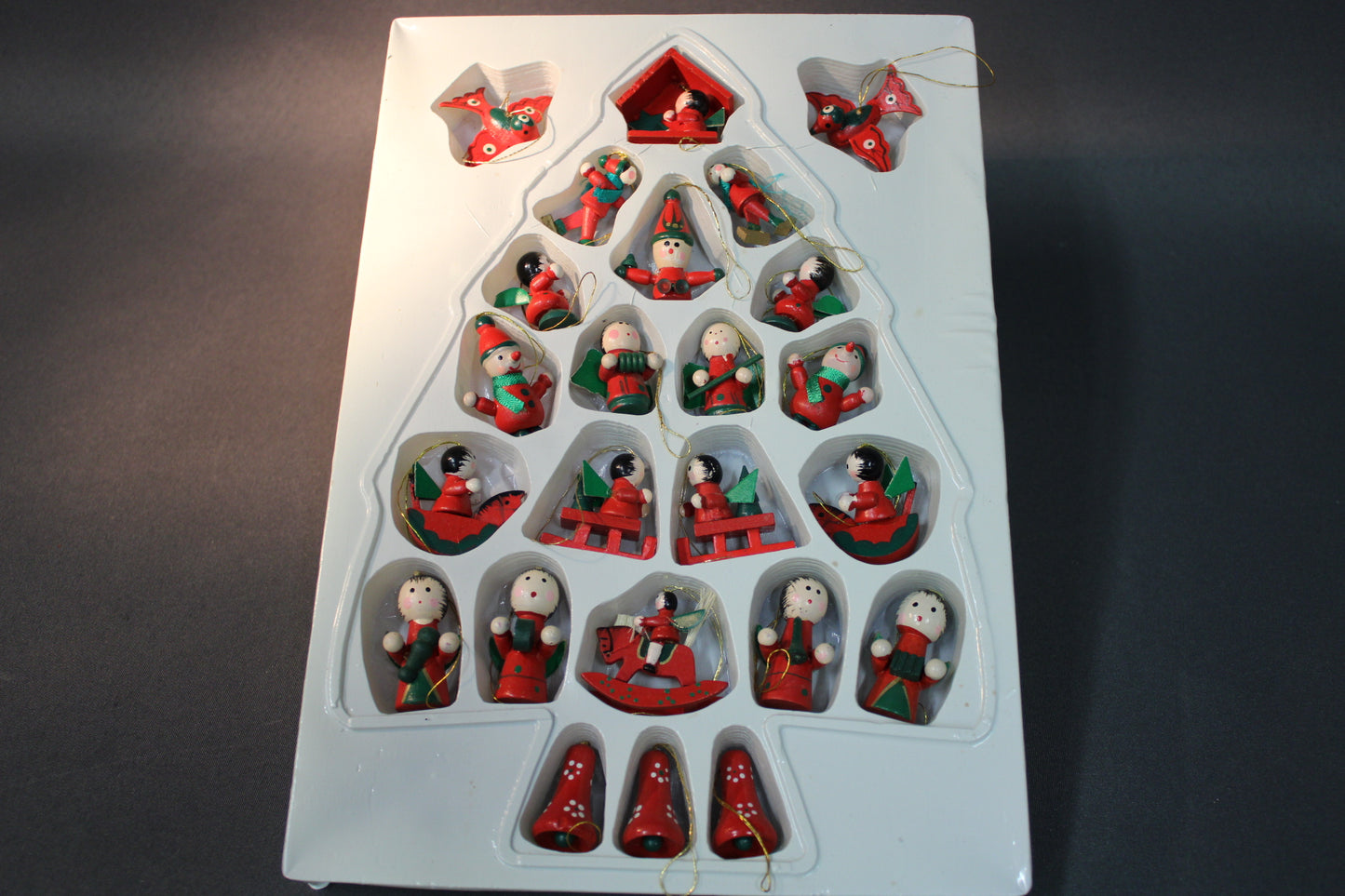 Puinen vintage-kuusenkoristesetti ilman pakkausta, 24 käsinmaalattua joulukoristetta.