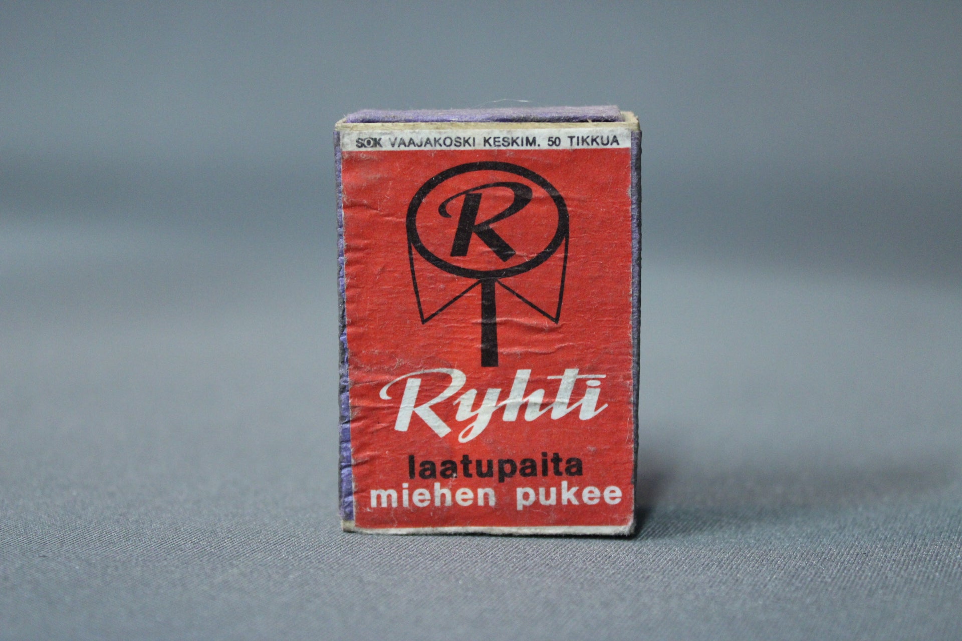 Punainen Ryhti-laatupaita tulitikkurasia