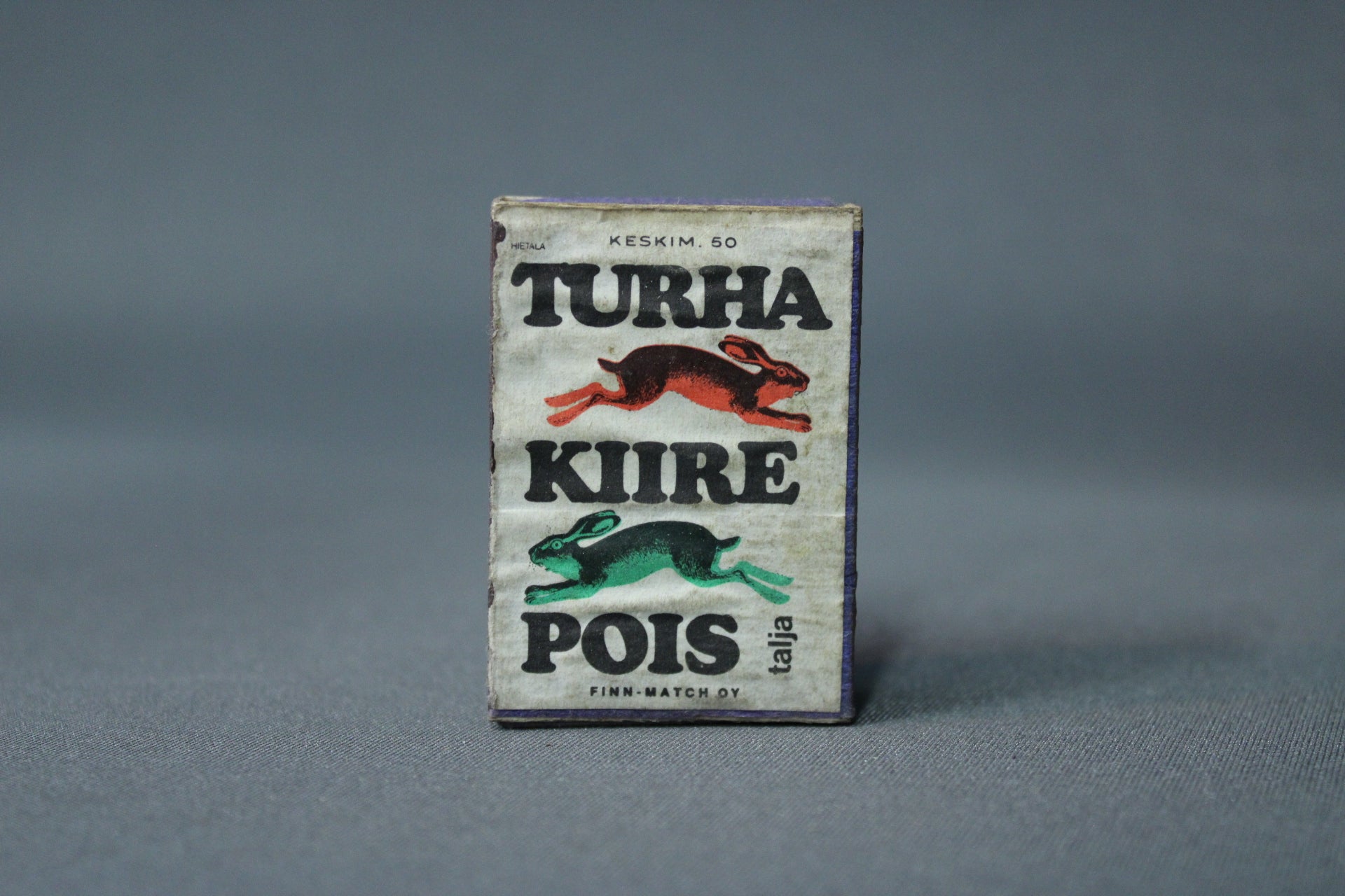 Turha kiire pois -tulitikkurasia, jänikset kuvituksessa