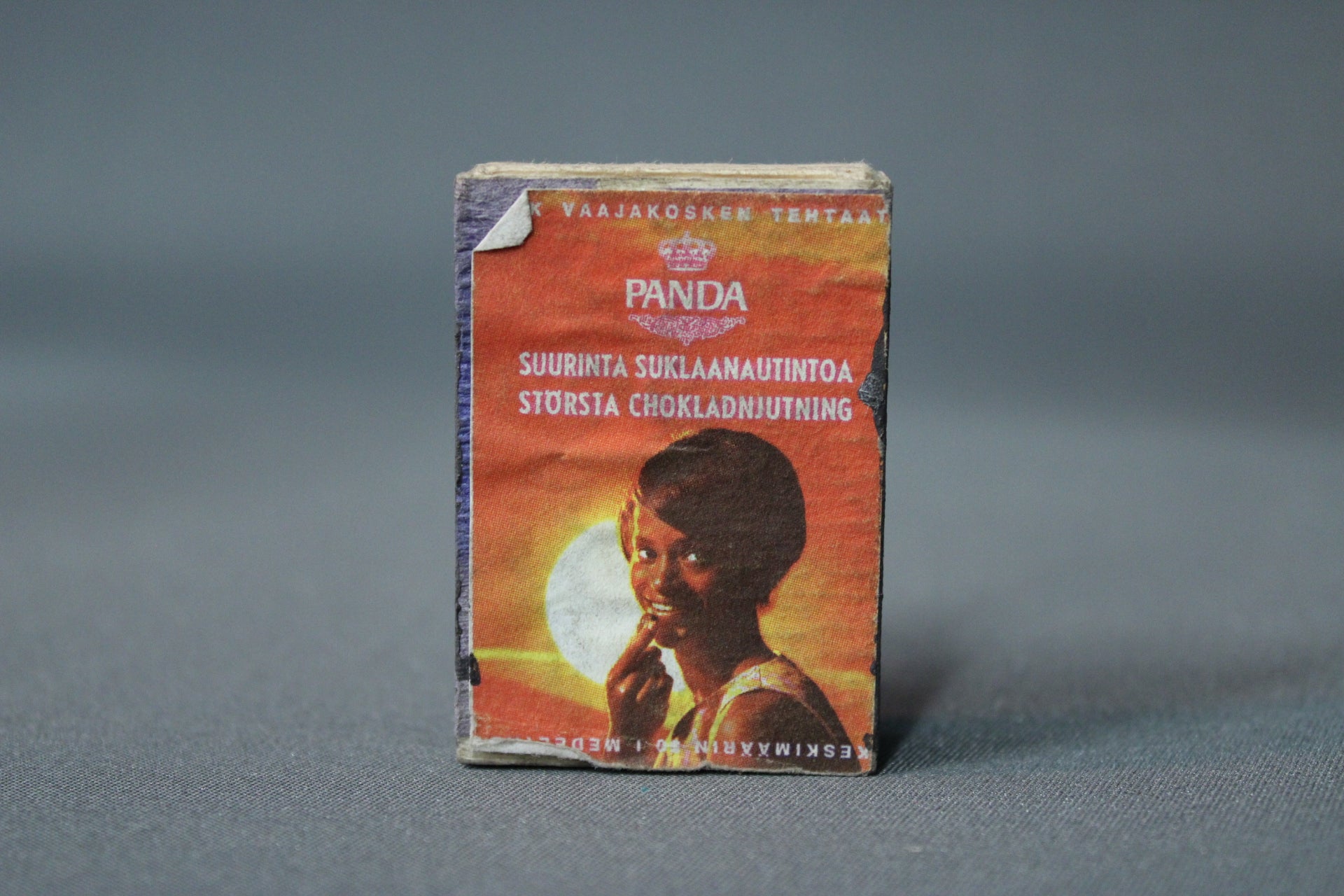 Panda-suklaa mainos tulitikkurasiassa, retro design