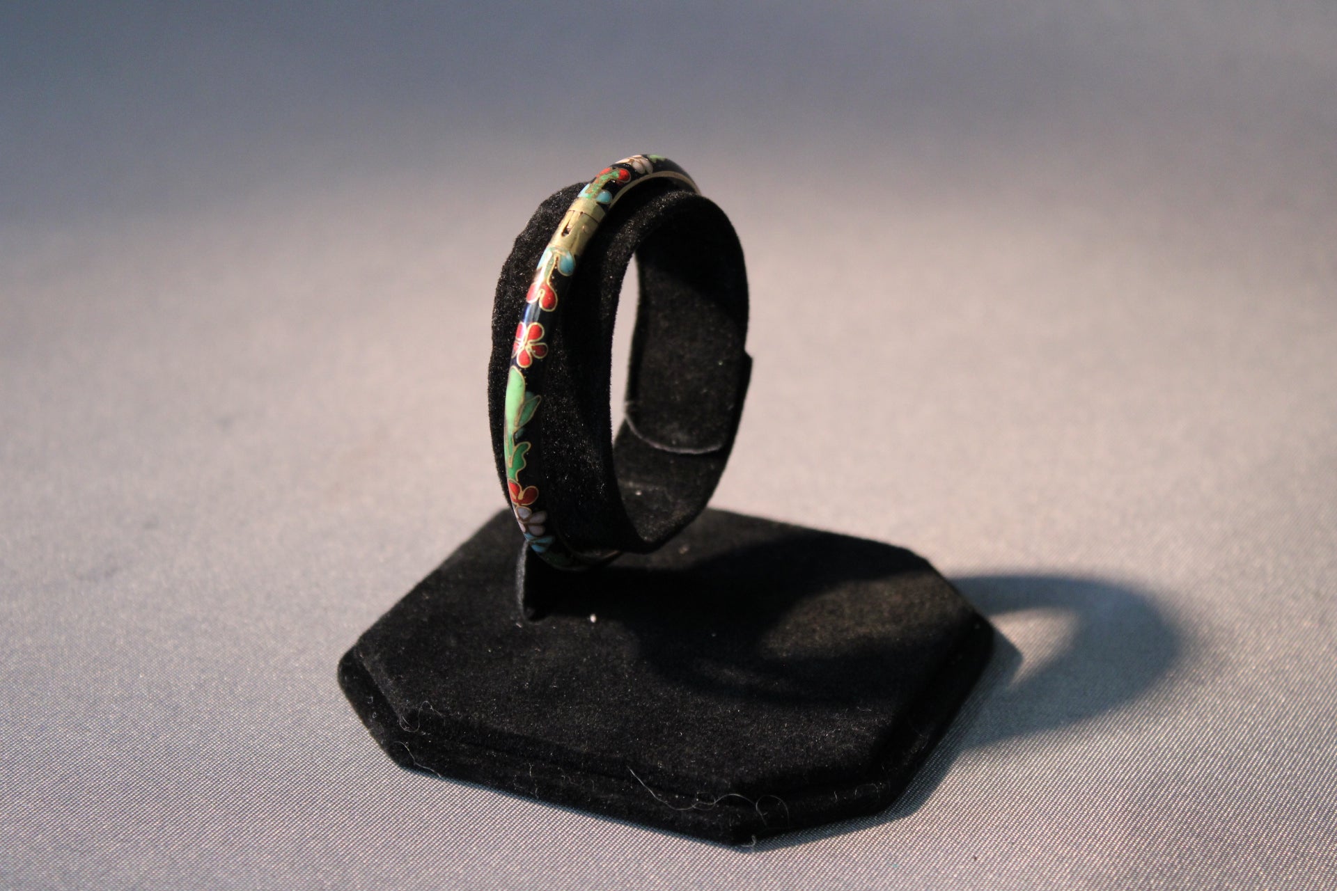 Vintage cloisonné-rannekoru mustalla pohjalla ja värikkäillä kukkakuvioilla, Ø 50 mm