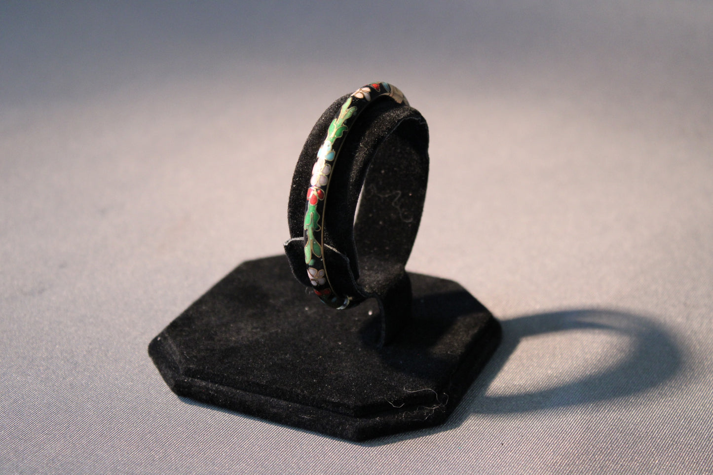 Cloisonné-rannekoru, kukkakoristeinen emalipinta, vintage-tyyli