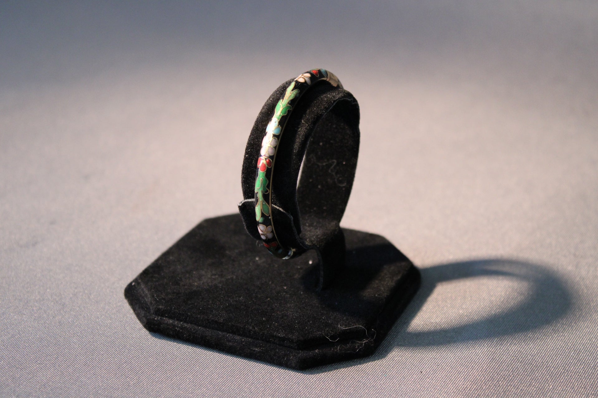 Cloisonné-rannekoru, kukkakoristeinen emalipinta, vintage-tyyli