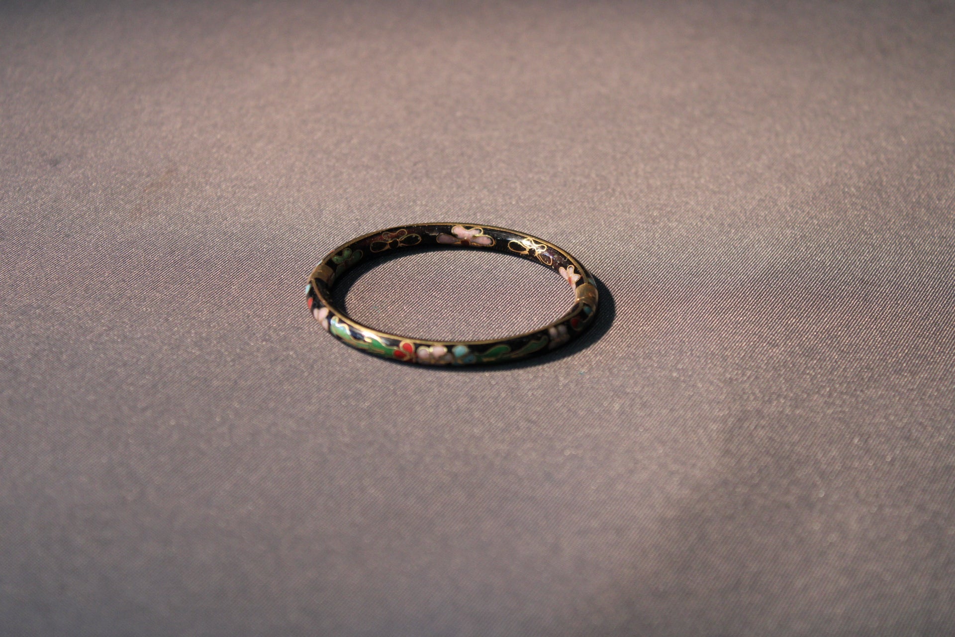 Vintage cloisonné-rannekoru, musta pohja ja moniväriset kukat