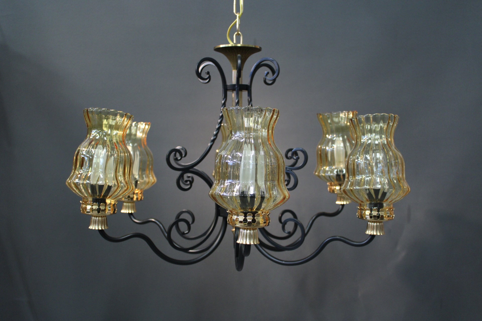 Vintage kattokruunu kuudella lasivarjostimella