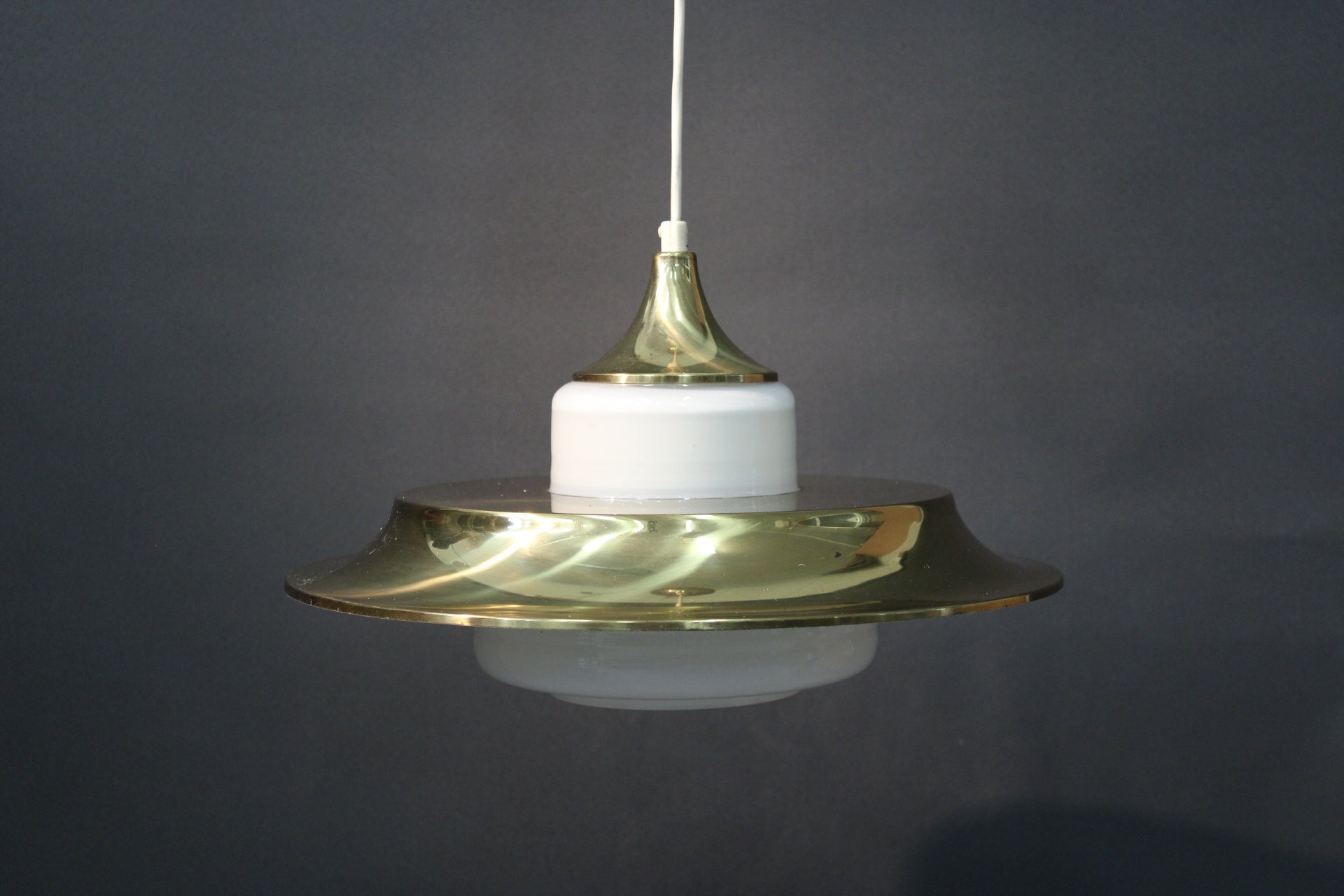 Vintage kattovalaisin 1960–1970-luku, metallivarjostin ja valkoinen lasi