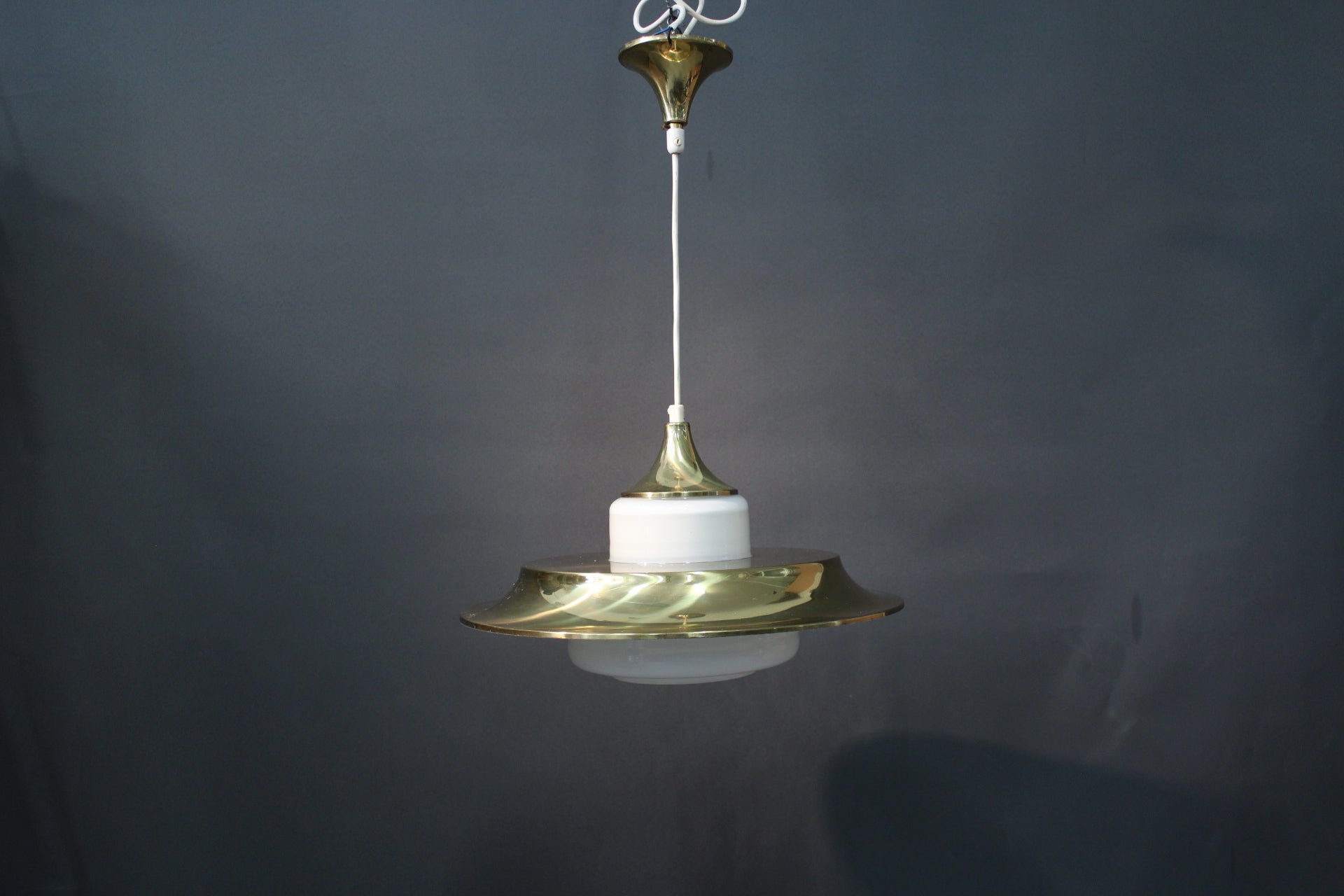 Retro valaisin, metallirunko ja opaalilasi