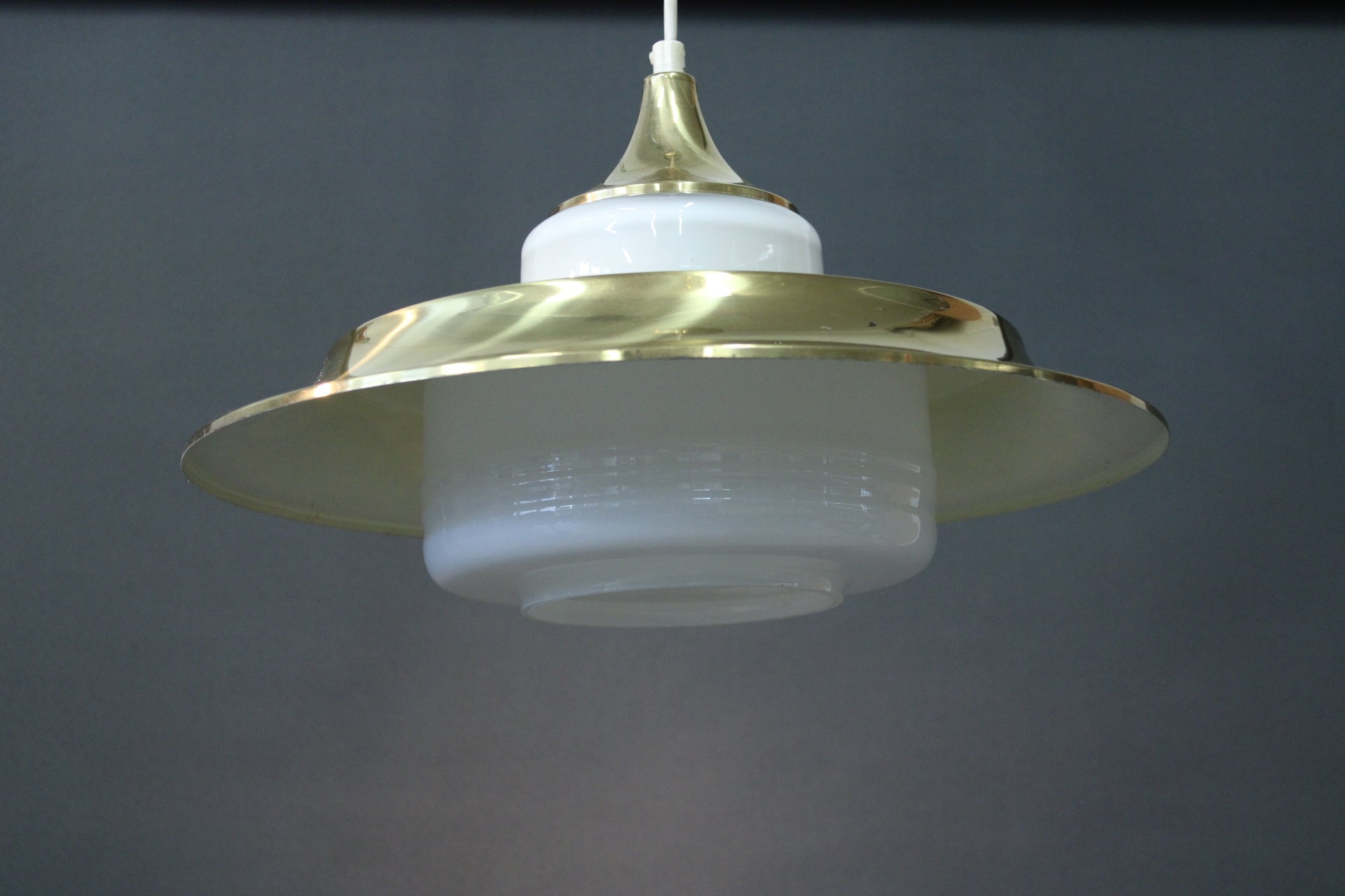 Vanha kattovalaisin, pehmeästi valoa levittävä lasiosa