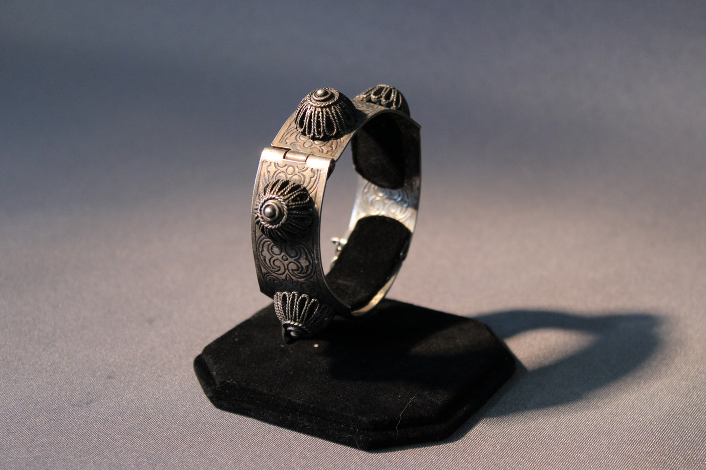 metallirannekoru, kaiverrettu pinta ja kohokuviot, halkaisija 60 mm