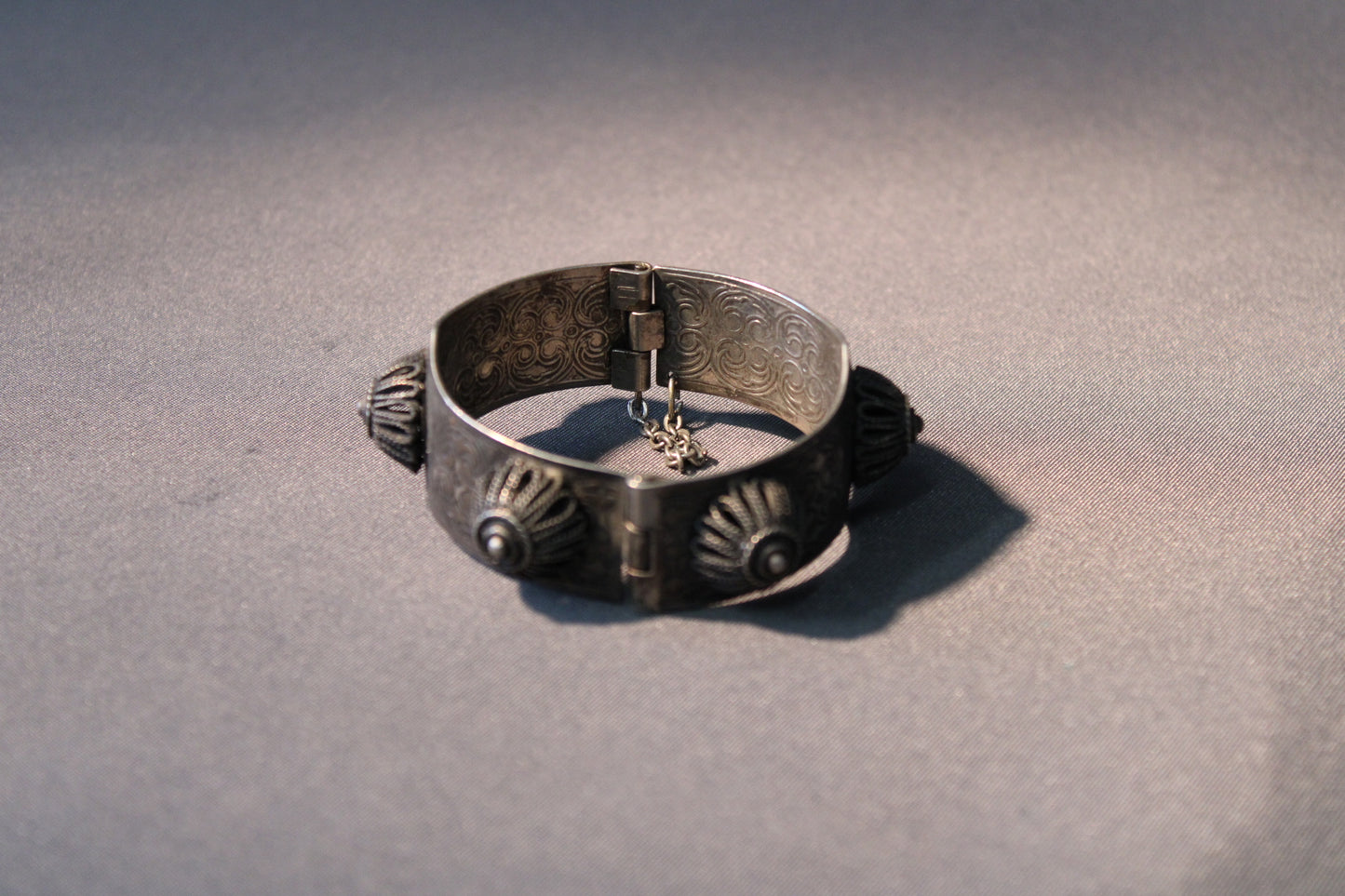 Vintage rannekoru saranakiinnityksellä ja kaiverretuilla yksityiskohdilla