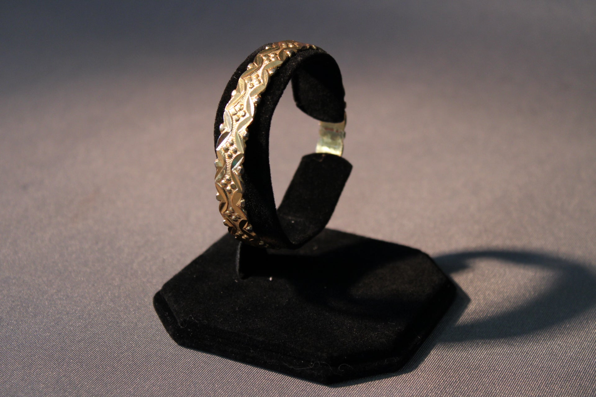 Vintage metallirannekoru, kaiverrettu koristekuvio, halkaisija 60 mm