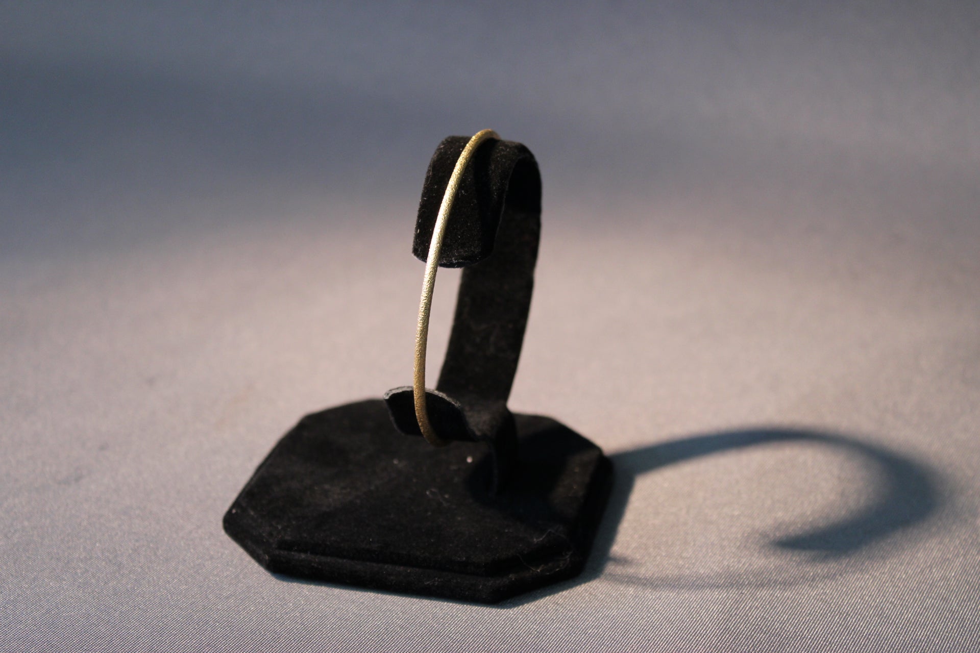 Yksinkertainen vintage metallirannekoru kullanhohtoisella pinnalla