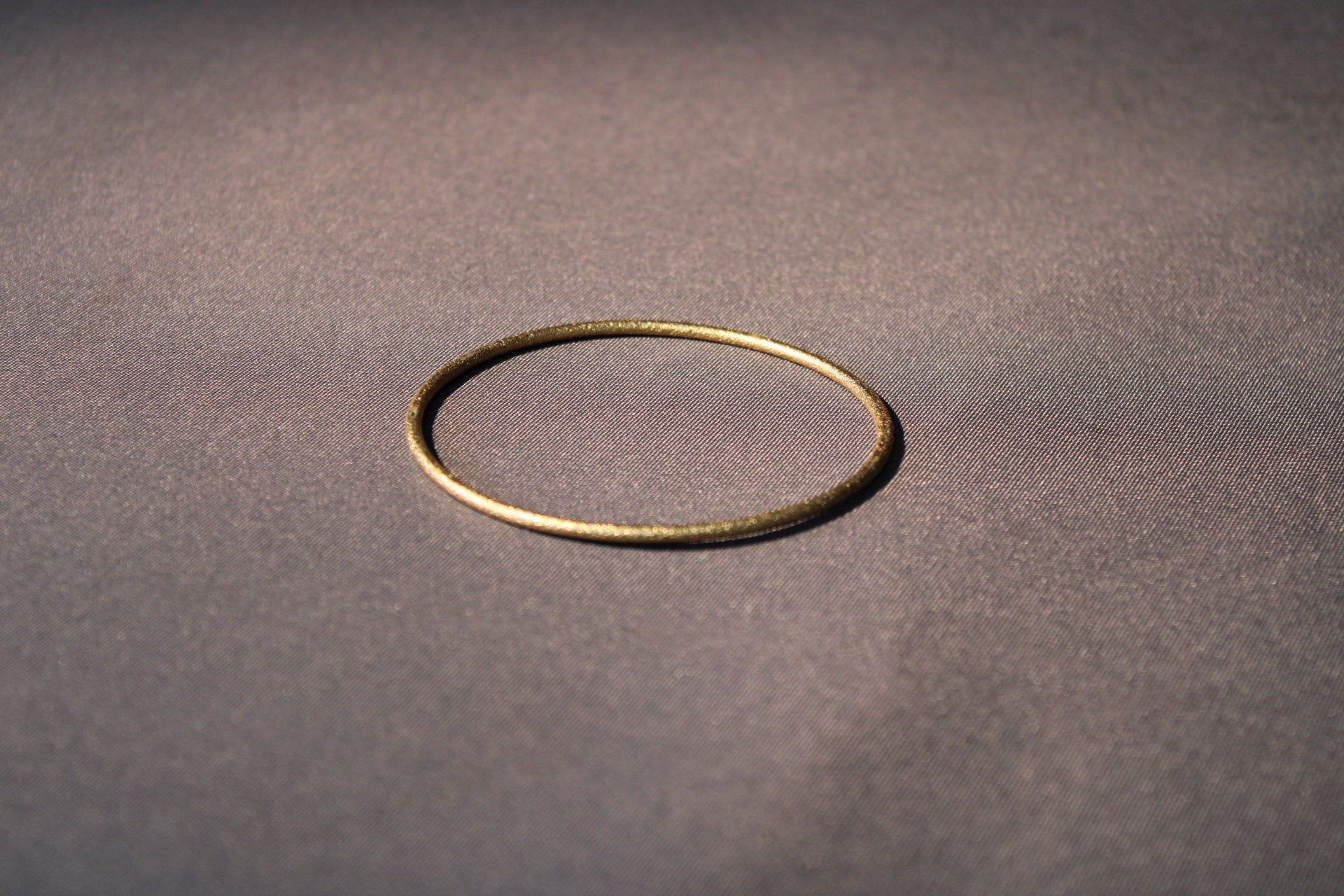 Pyöreä vintage metallirannekoru, Ø 65 mm