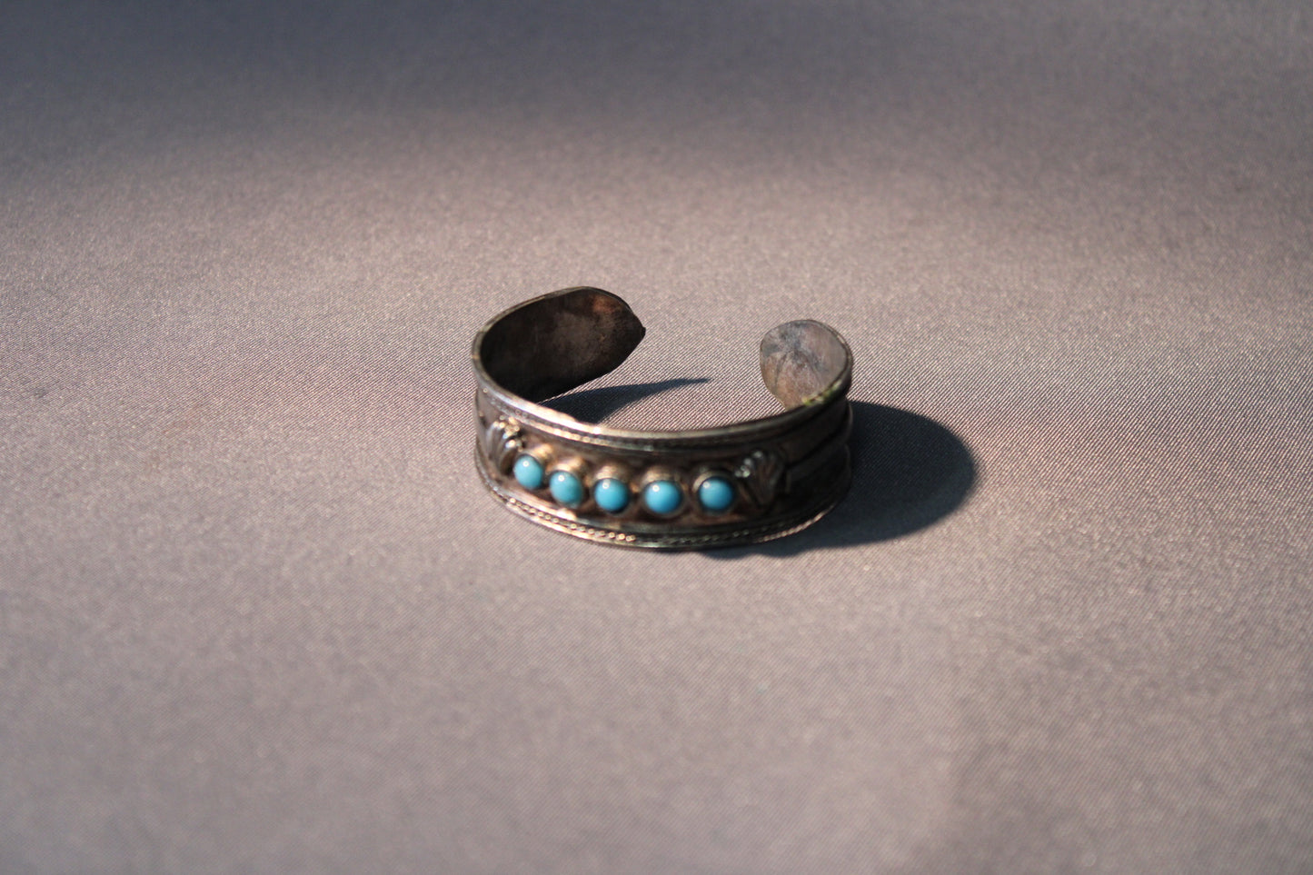 Turkoosikivillä koristeltu vintage metallirannekoru, halkaisija 55–60 mm
