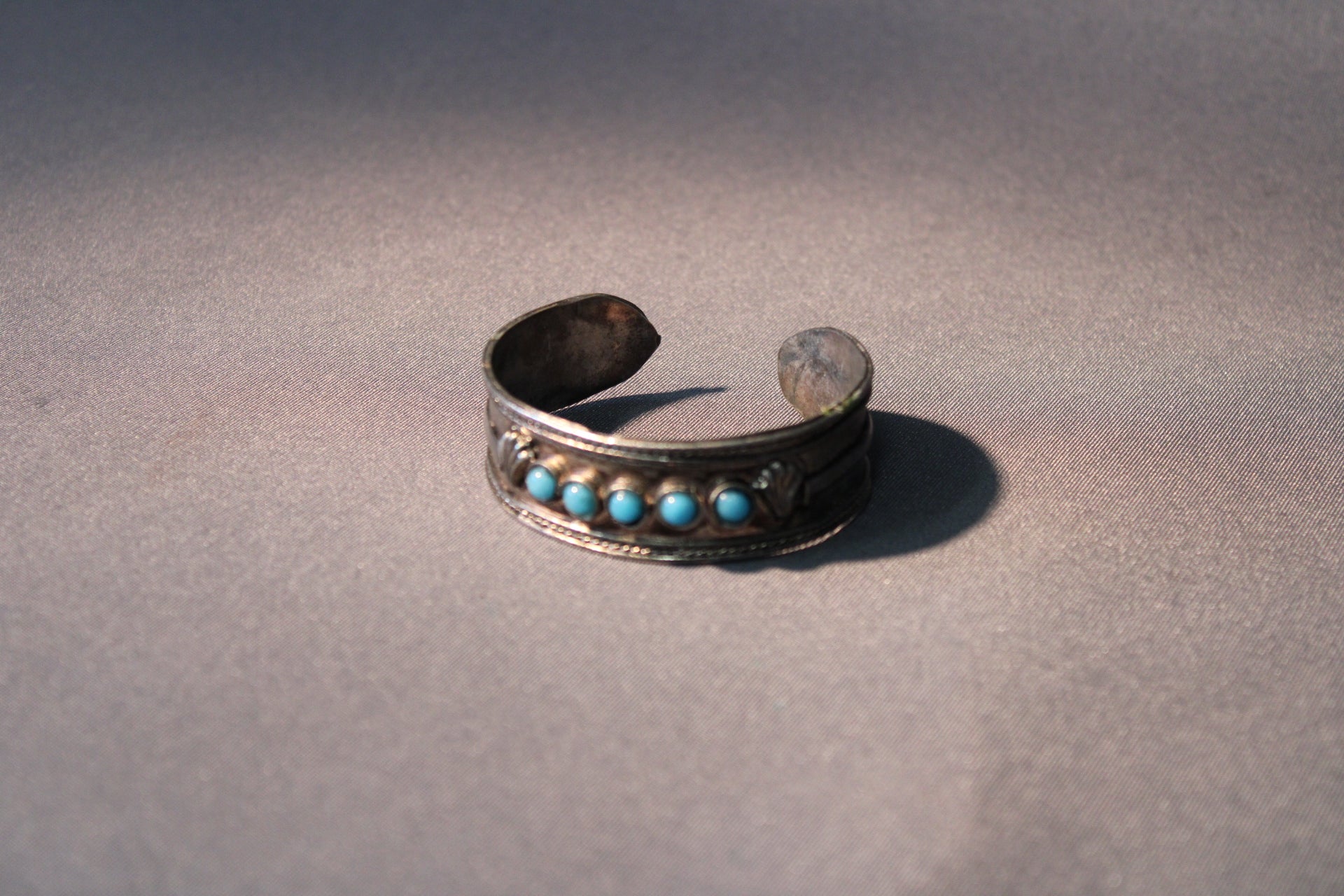 Turkoosikivillä koristeltu vintage metallirannekoru, halkaisija 55–60 mm