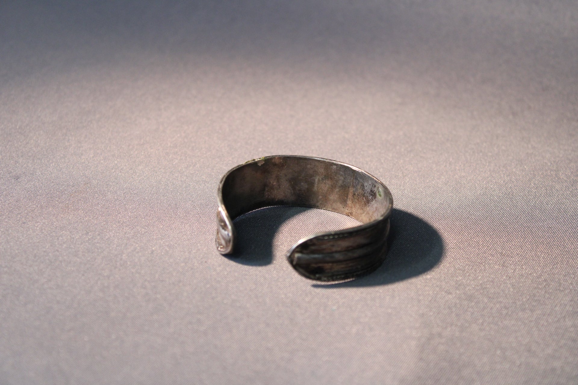 Vintage metallirannekoru, avoin rakenne ja koristeelliset kaiverrukset