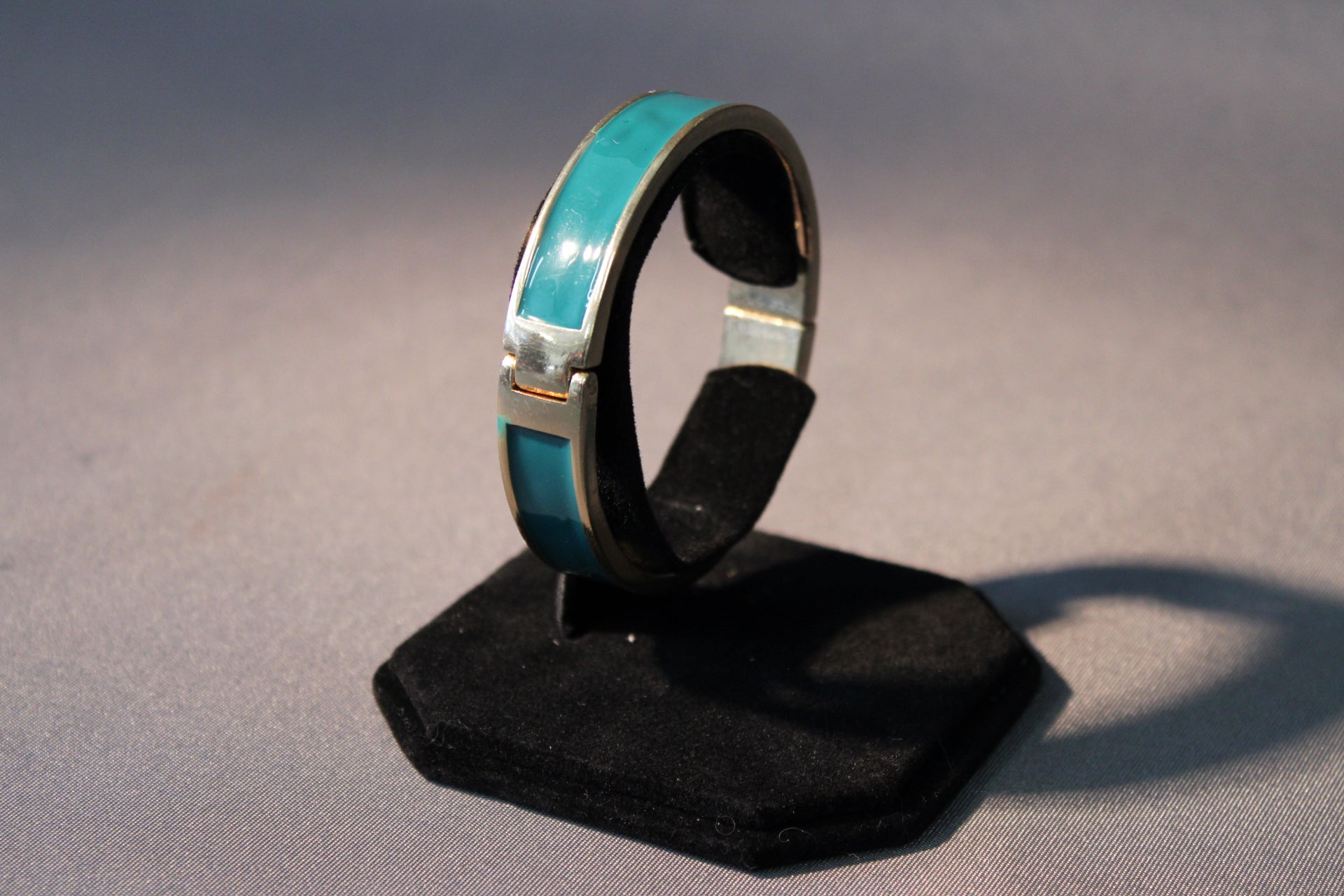 Vintage metallirannekoru turkoosilla emalipinnalla, halkaisija 60 mm