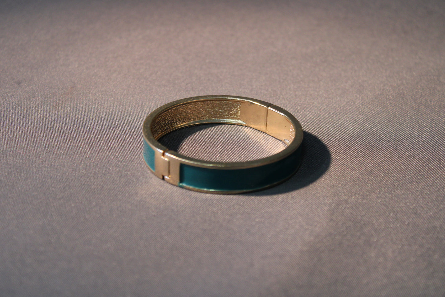 Turkoosilla emalilla koristeltu vintage metallirannekoru, Ø 60 mm