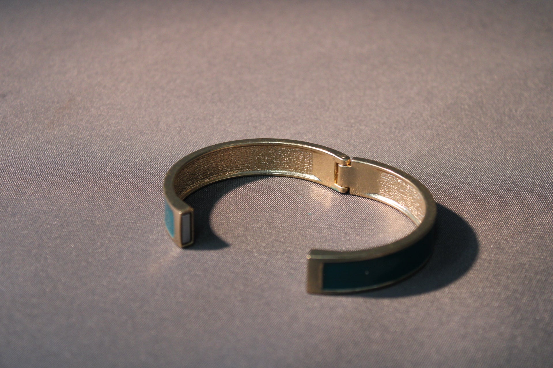 Vintage rannekoru avattuna, turkoosi emalipinta ja metallinen sisäosa