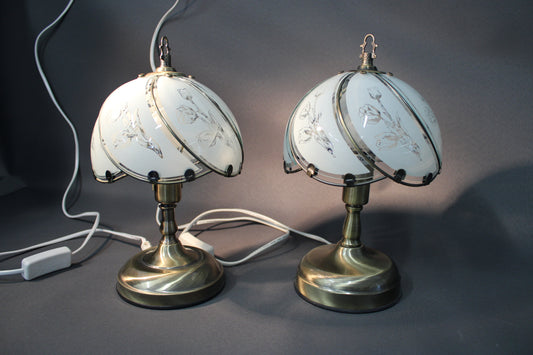 kaksi vintage pöytävalaisinta kukkakuvioisilla lasikuvuilla