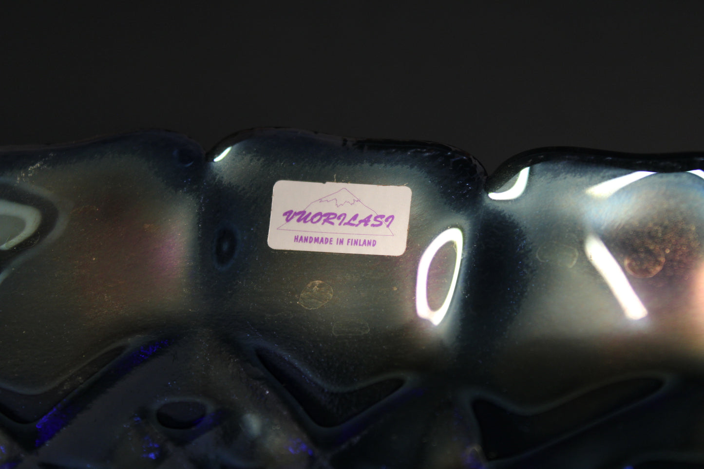 Vuorilasi lysterilasikulho sisältä, irisoiva lasipinta,tarra