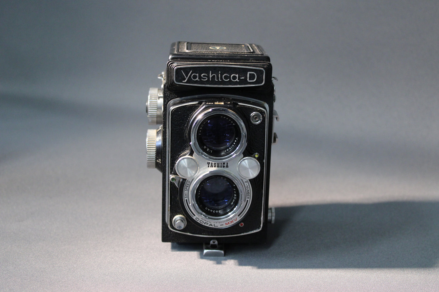 Yashica-D vintage TLR-kamera 1950–60-luvulta, kaksisilmäinen peilikamera alkuperäisellä nahkakotelolla
