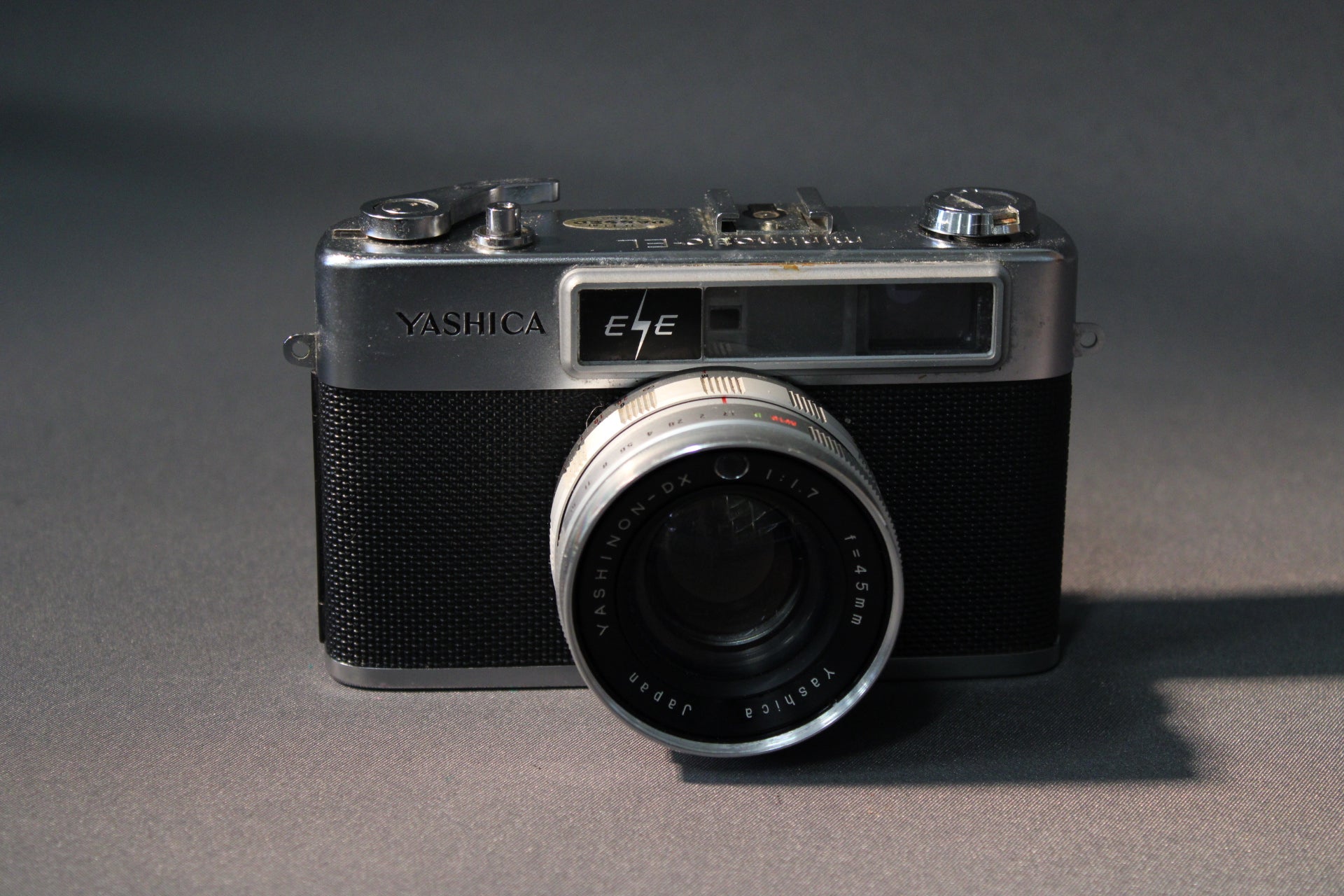 Yashica Electro 35 E vintage rangefinder-kamera 1970-luvulta, Yashinon-DX 45mm f/1.7 -objektiivi ja alkuperäinen nahkakotelo