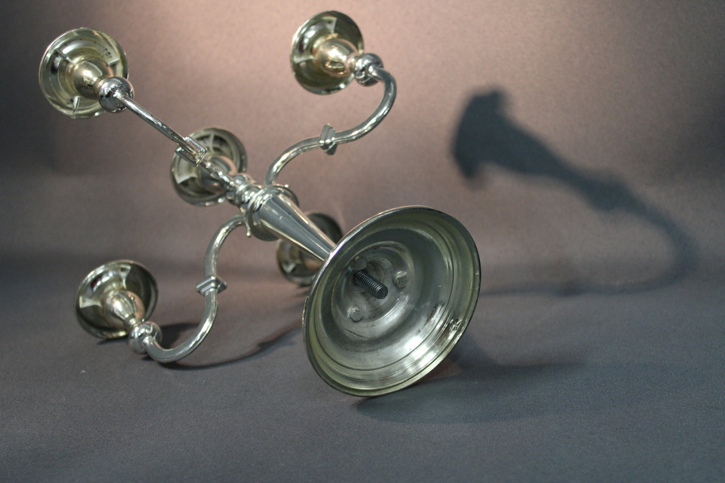 Yksityiskohta viisihaaraisesta metallikynttilänjalasta