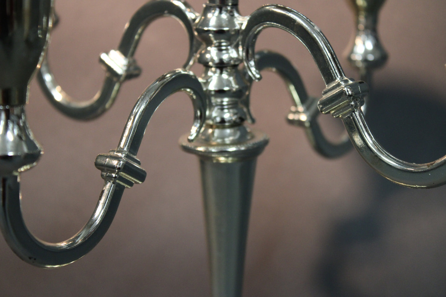 Metallinen 5-haarainen kynttilänjalka, vintage-tyylinen