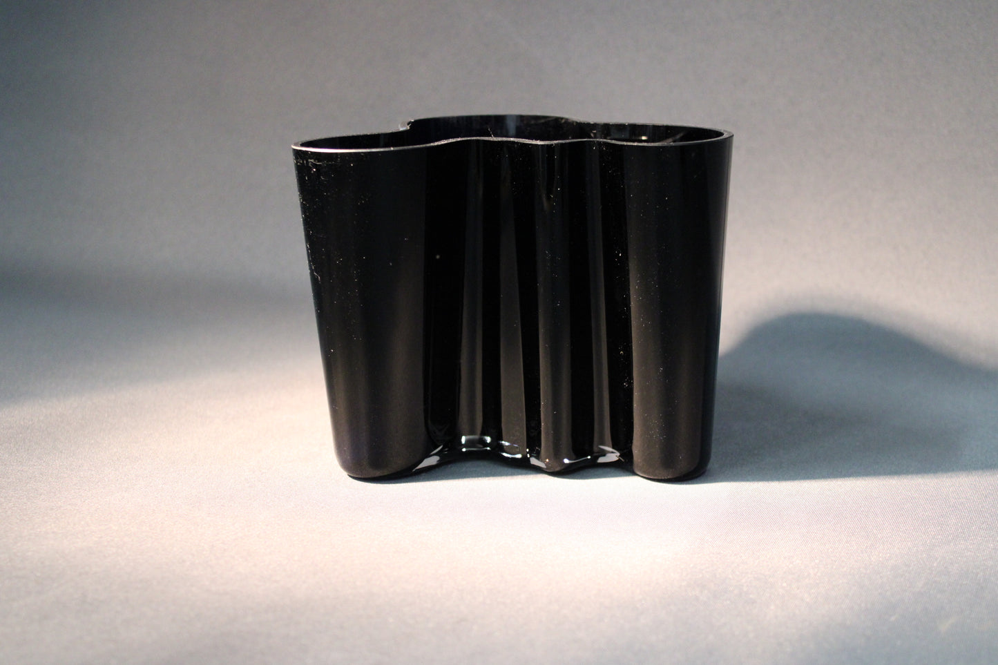 Musta Aalto-maljakko, aaltoileva muoto, suomalainen design