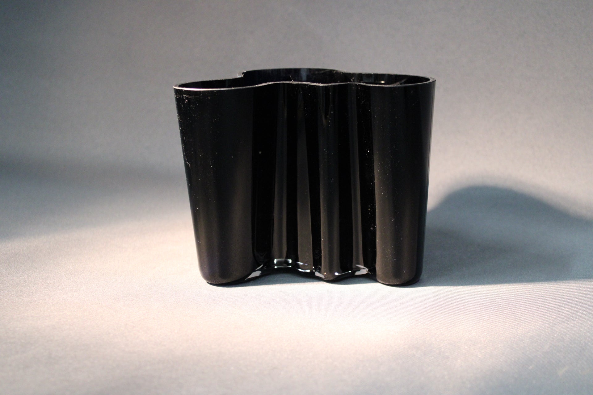 Musta Aalto-maljakko, aaltoileva muoto, suomalainen design